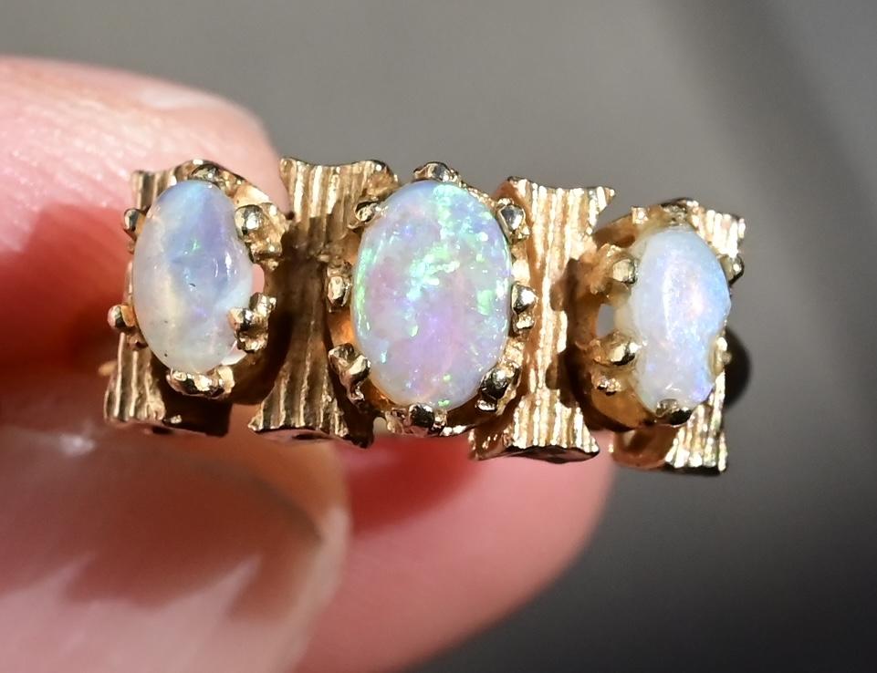 14K Yellow Gold Vintage Gorgeous Opal Ring