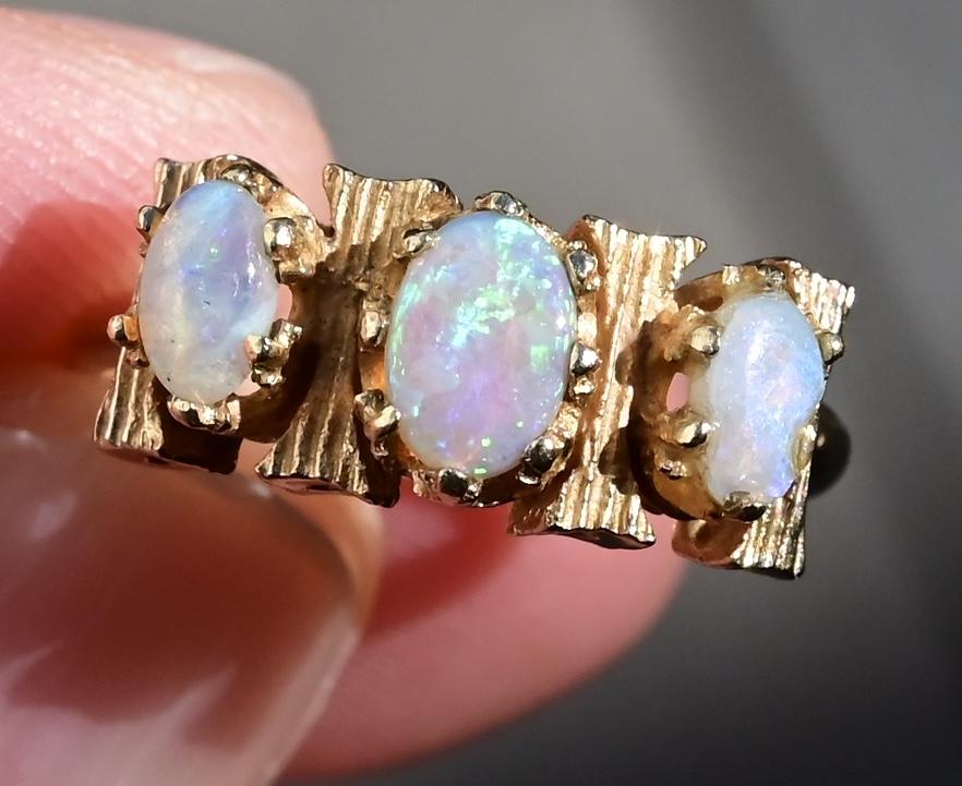 14K Yellow Gold Vintage Gorgeous Opal Ring
