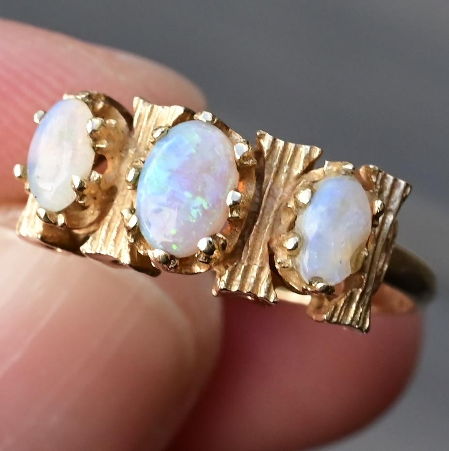 14K Yellow Gold Vintage Gorgeous Opal Ring