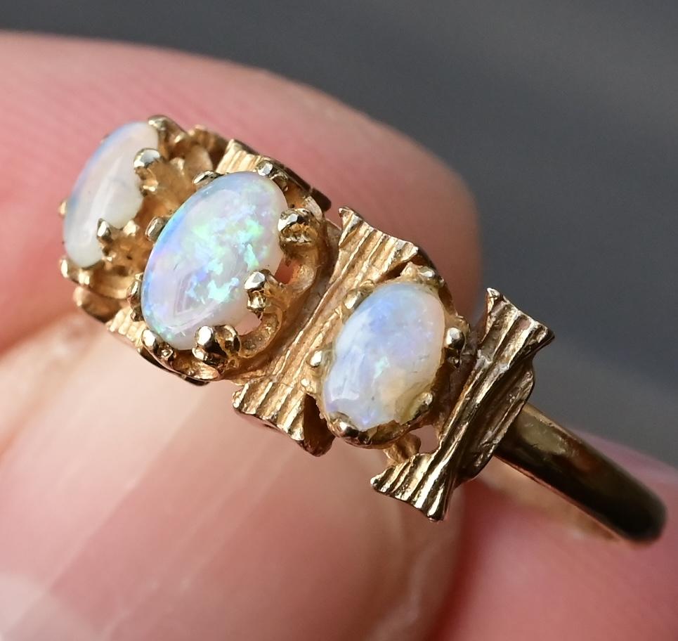 14K Yellow Gold Vintage Gorgeous Opal Ring