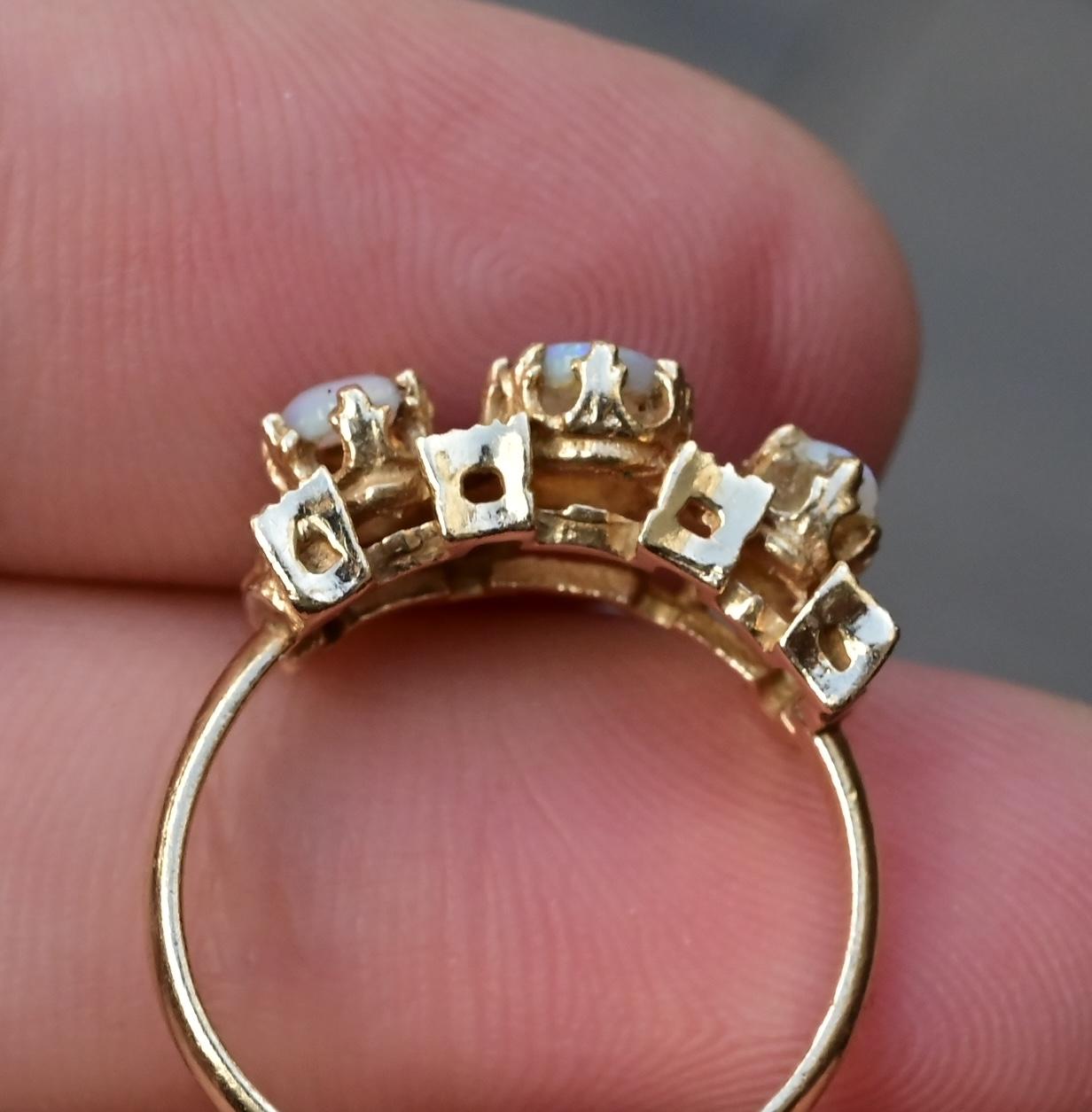14K Yellow Gold Vintage Gorgeous Opal Ring