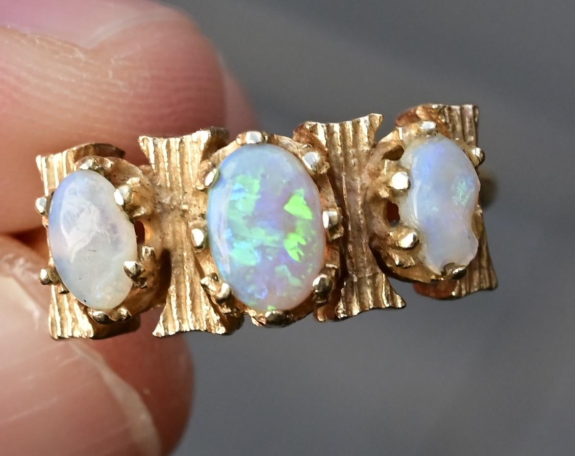 14K Yellow Gold Vintage Gorgeous Opal Ring