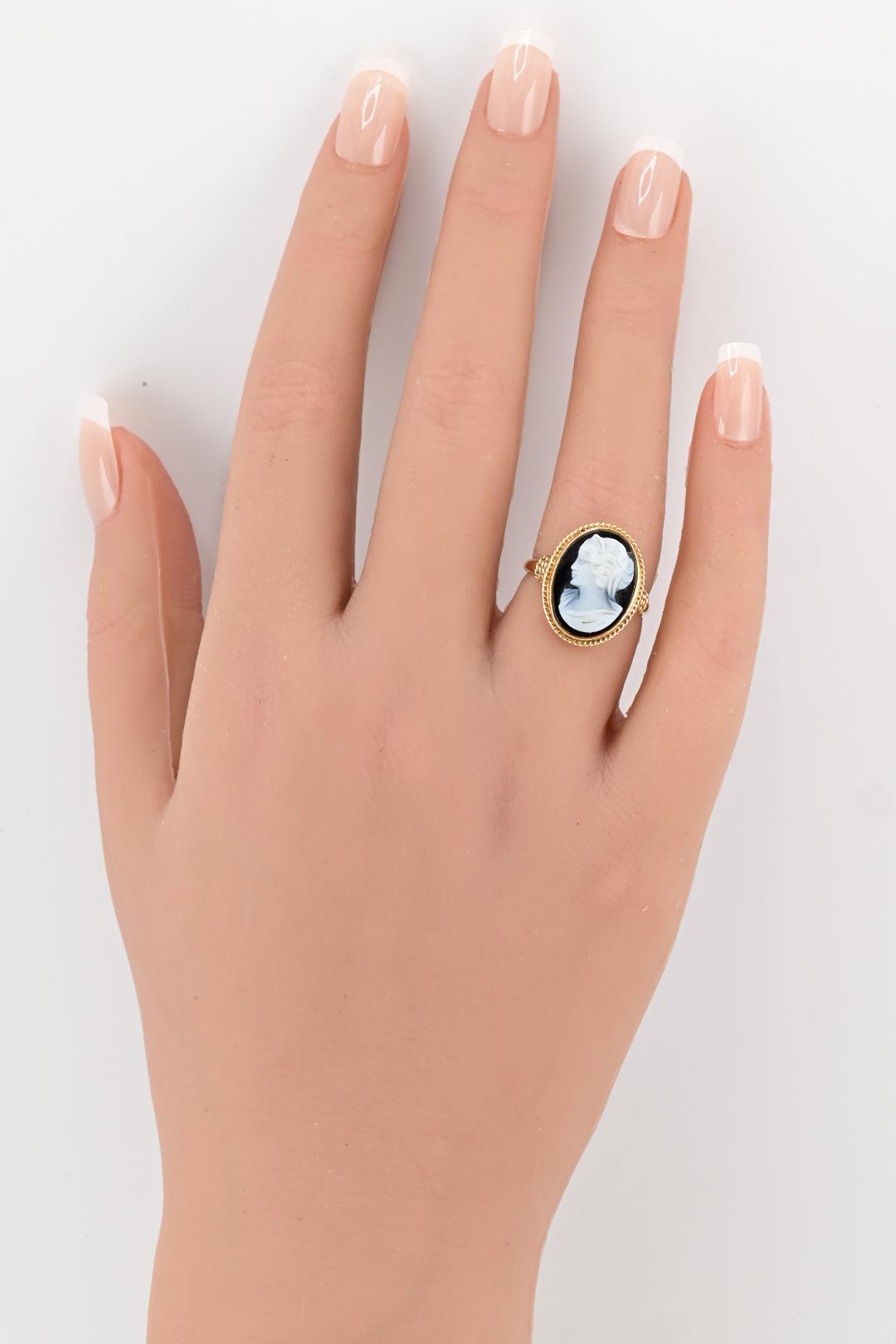 Vintage Sardonyx Cameo Ring 14K Yellow Gold 4.87 Grams Ring Size 6.25