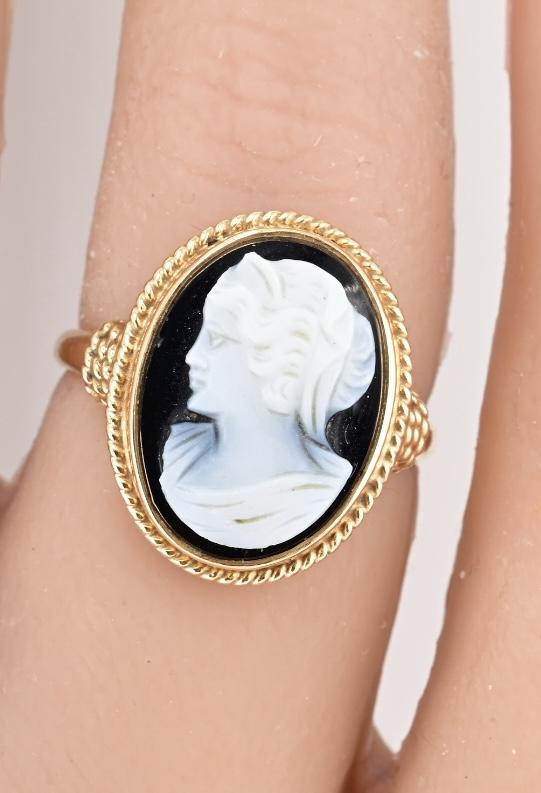 Vintage Sardonyx Cameo Ring 14K Yellow Gold 4.87 Grams Ring Size 6.25