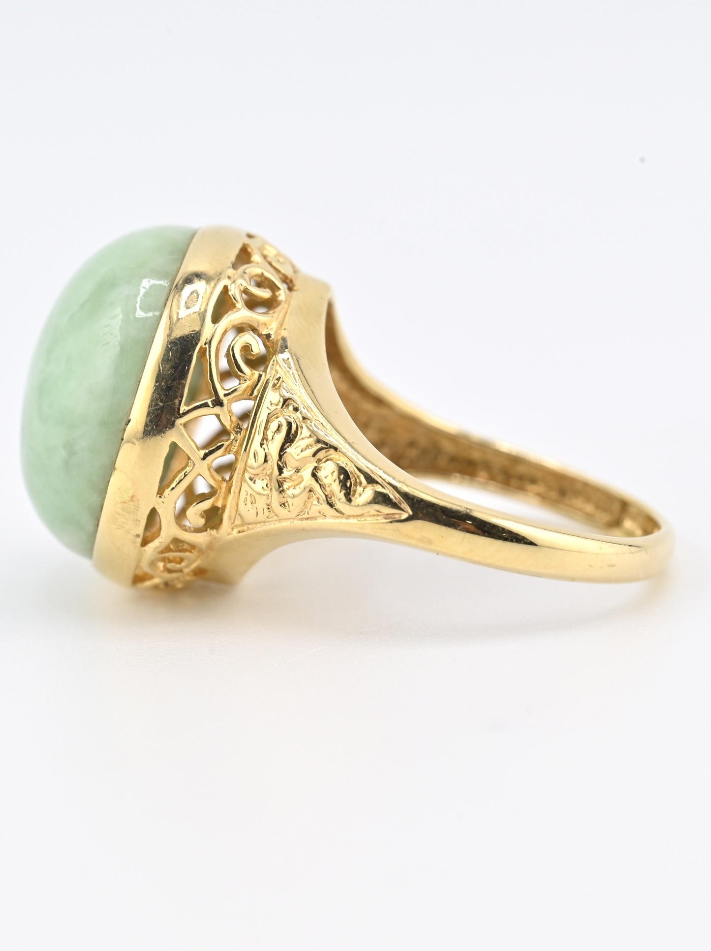 Natural Green Jade Cabochon Ring in 14K Yellow Gold (Round, 12.90ct) IGI Cert.