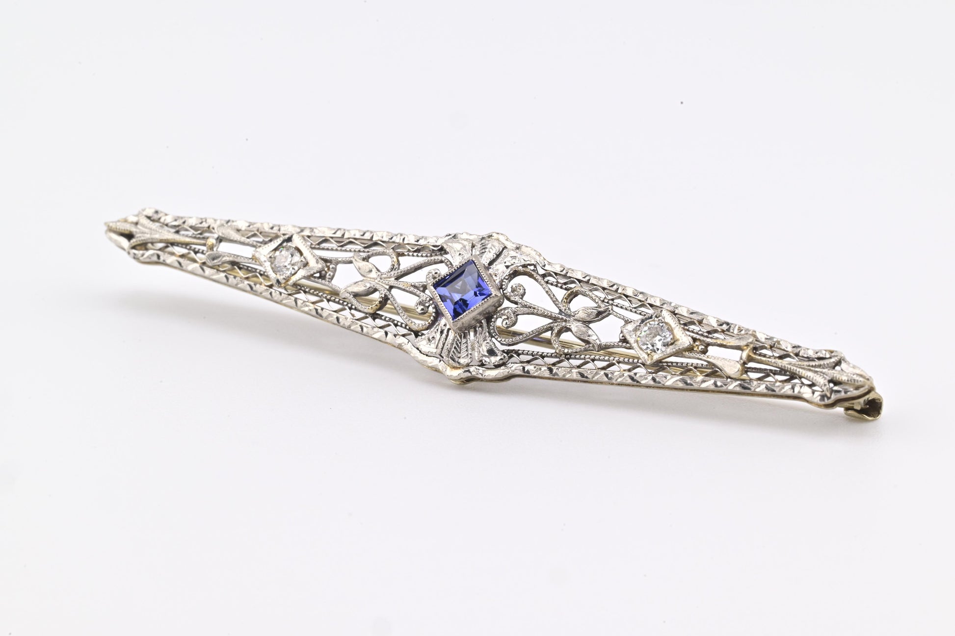 Art Deco Brooch in 14K White Gold with Blue Sapphire & Diamonds IGI Certified