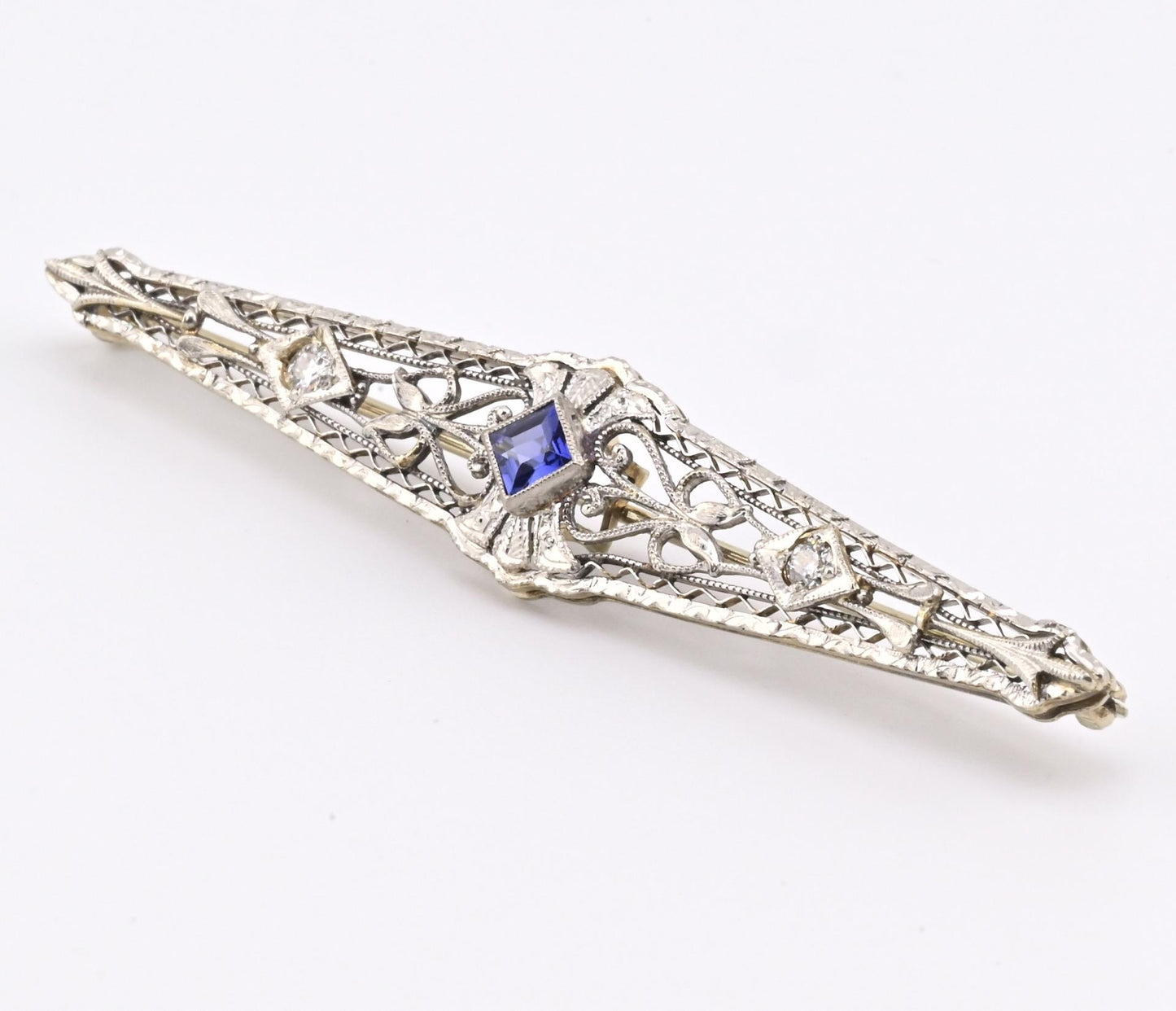 Art Deco Brooch in 14K White Gold with Blue Sapphire & Diamonds IGI Certified