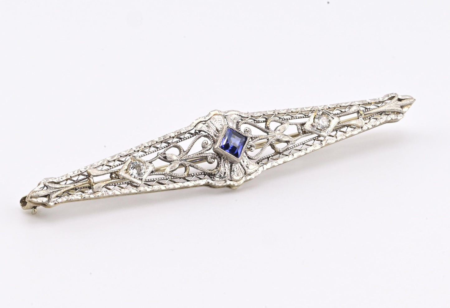 Art Deco Brooch in 14K White Gold with Blue Sapphire & Diamonds IGI Certified