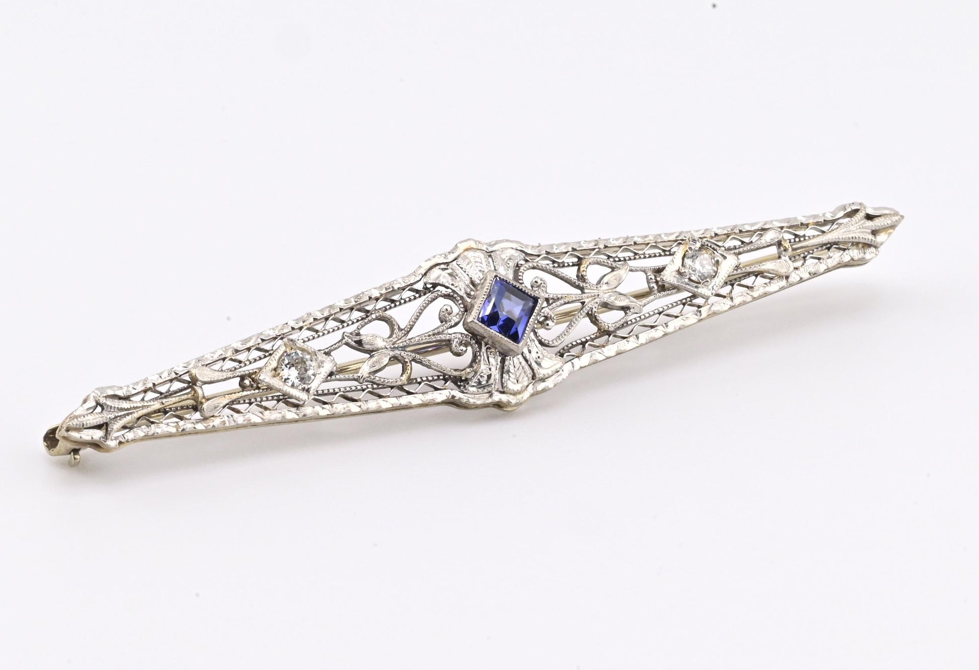 Art Deco Brooch in 14K White Gold with Blue Sapphire & Diamonds IGI Certified