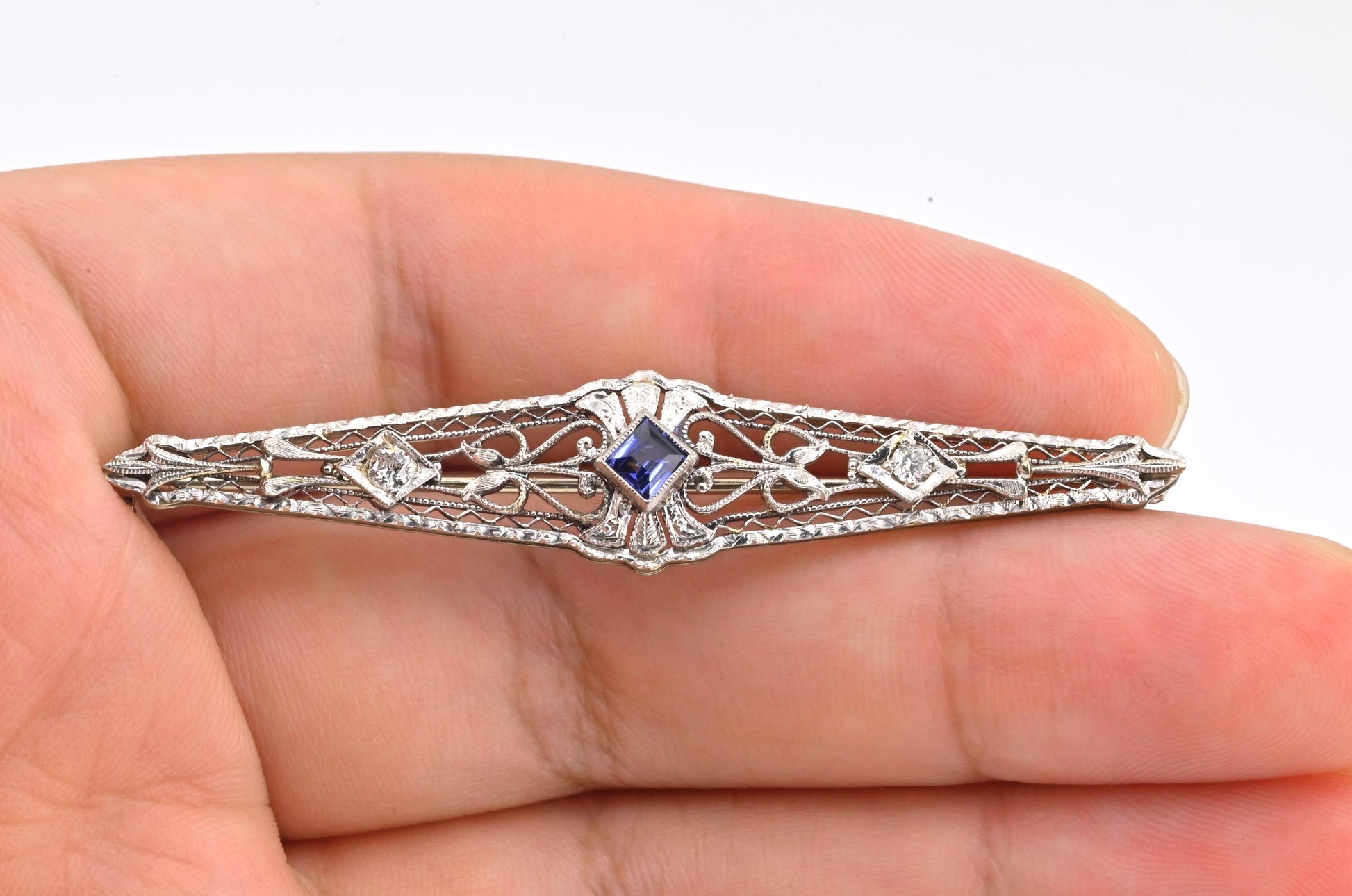Art Deco Brooch in 14K White Gold with Blue Sapphire & Diamonds IGI Certified