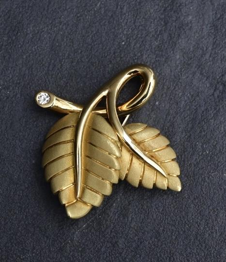 Tiffany & Co 18K Gold Strawberry Leaf Diamond Brooch 16.94g w/ Box