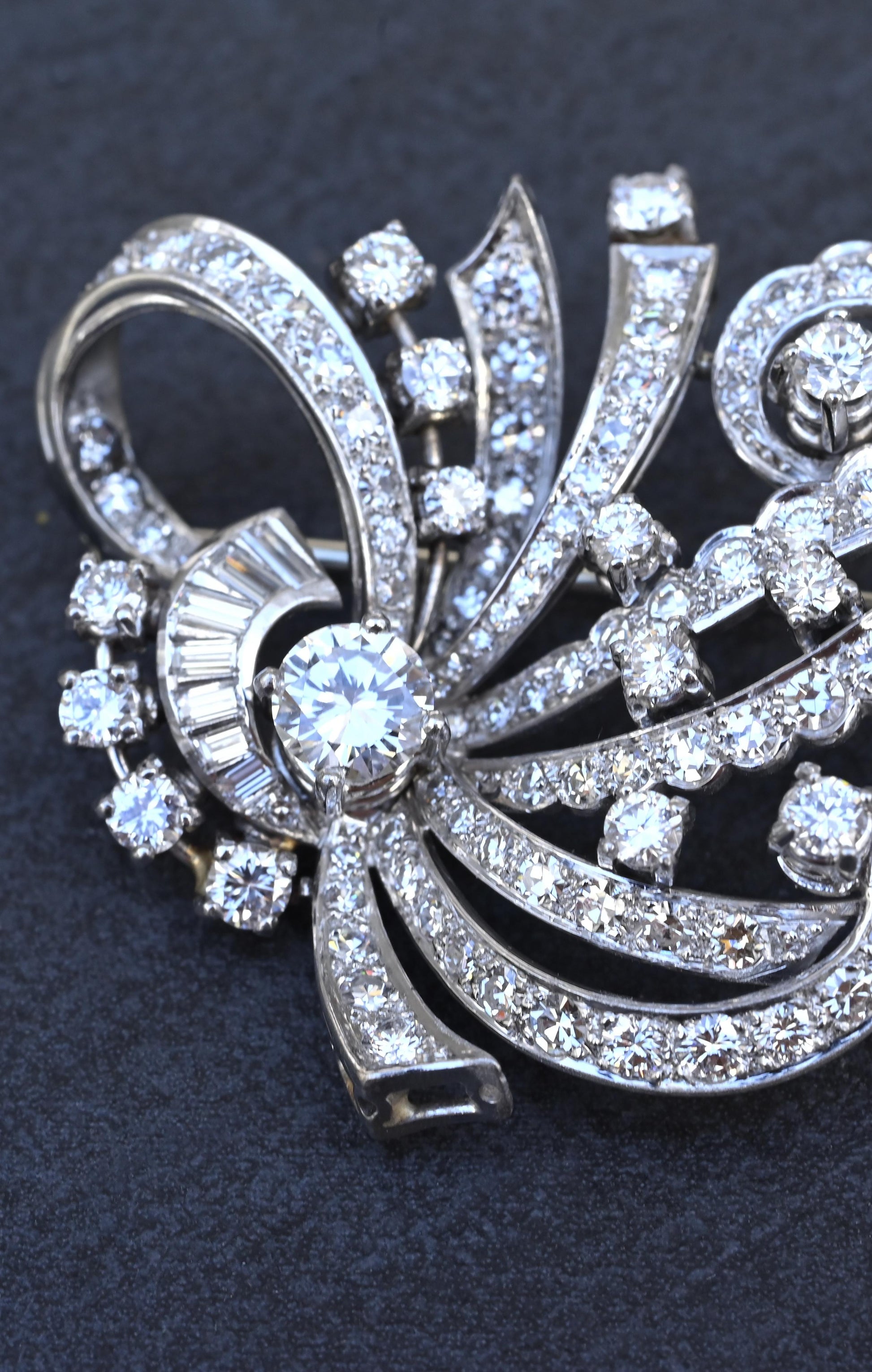 Impressive IGI Certified Platinum & 4.50 Carats Diamond Estate Brooch - 19.75g