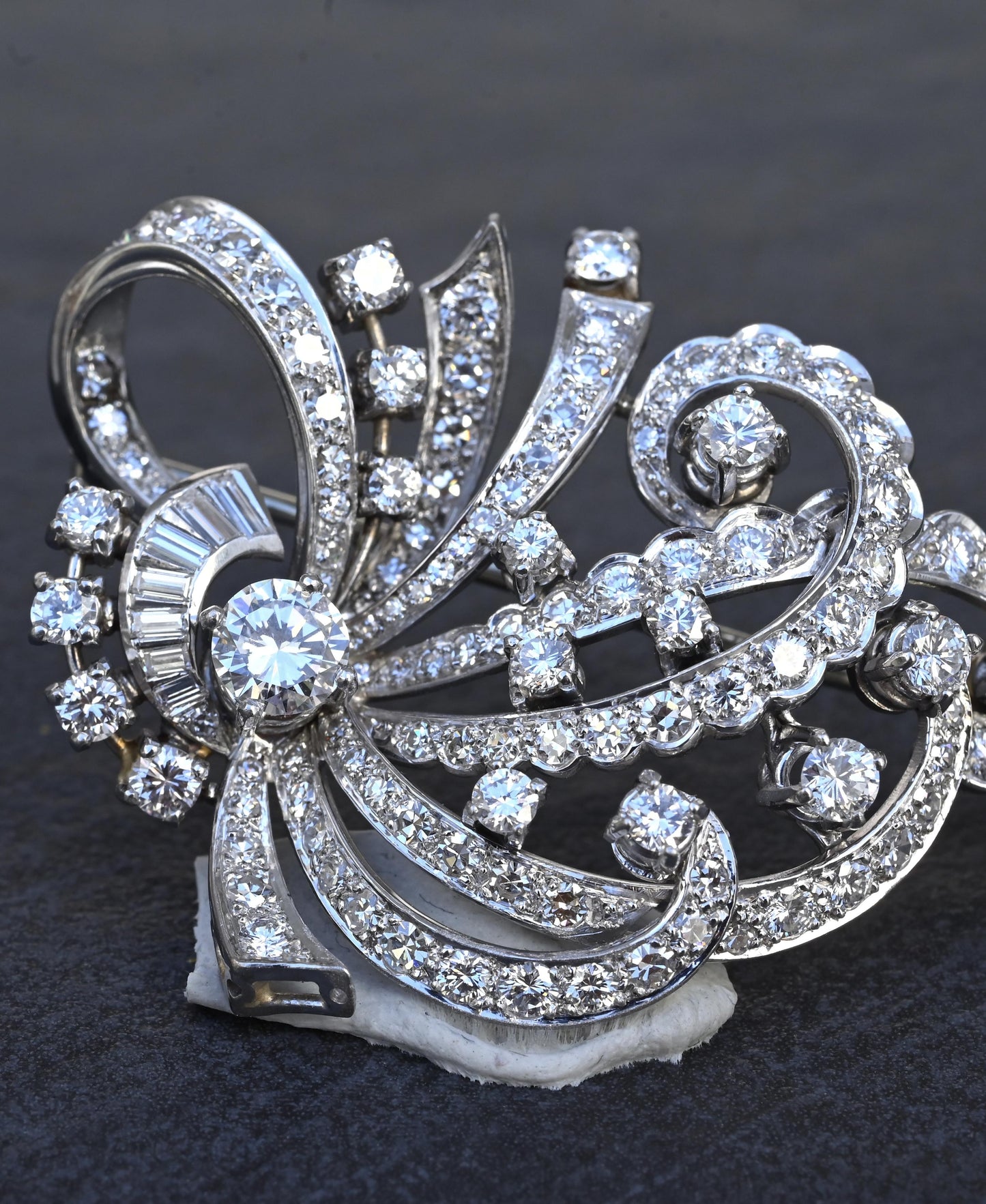 Impressive IGI Certified Platinum & 4.50 Carats Diamond Estate Brooch - 19.75g
