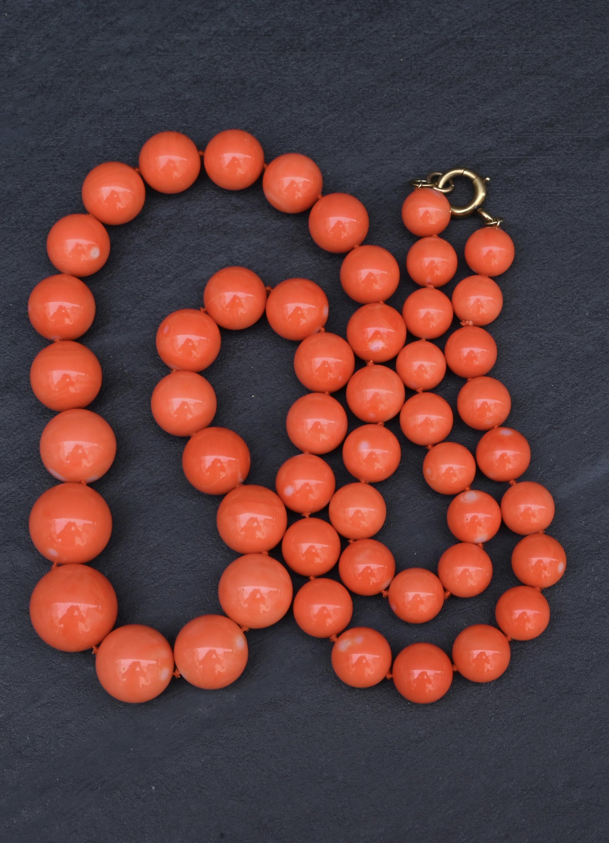 132g Natural Momo Coral Necklace 16.8-10mm Graduated Round Beads 14K Gold Clasp