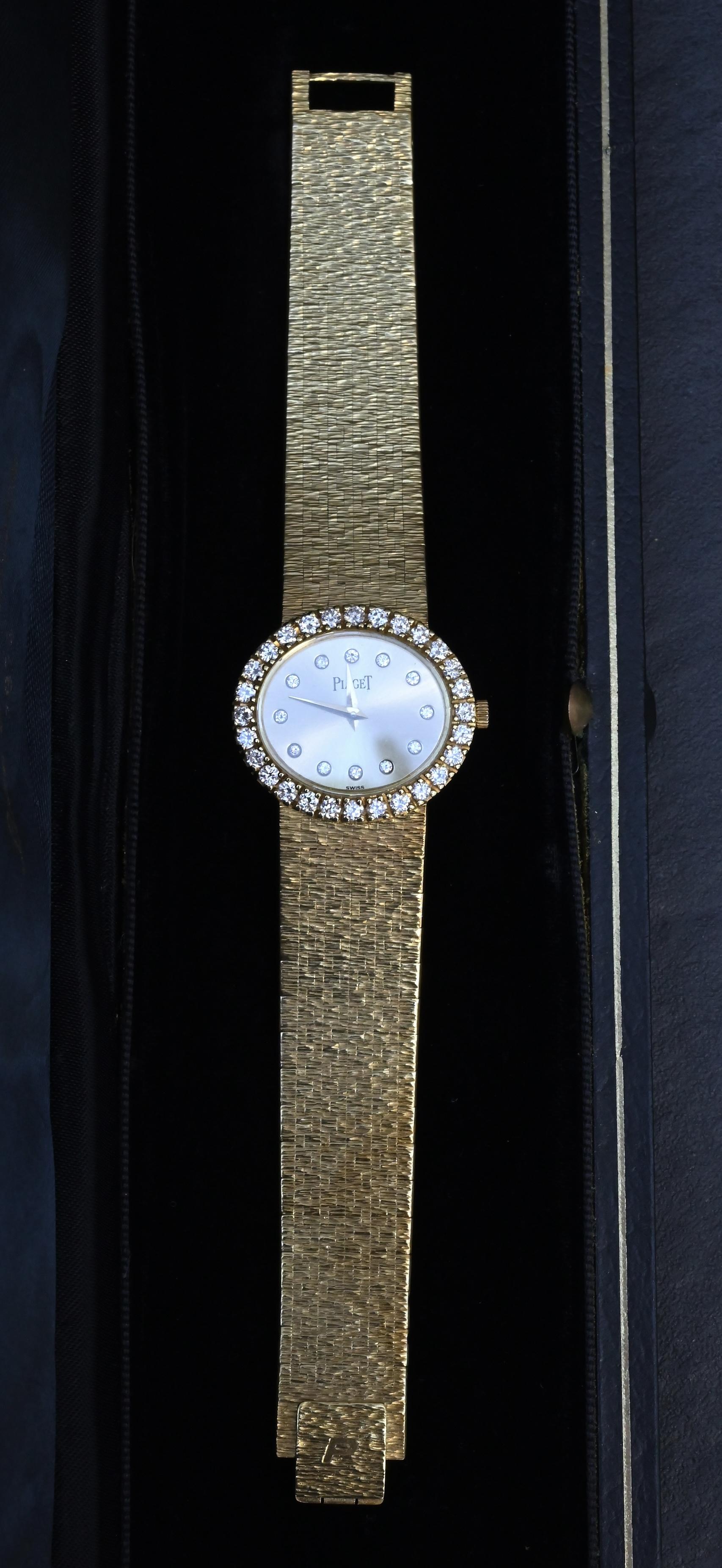 Piaget 18K Yellow Gold Factory Diamond Bezel & Dial Oval Vintage Watch 65.55 Gr.