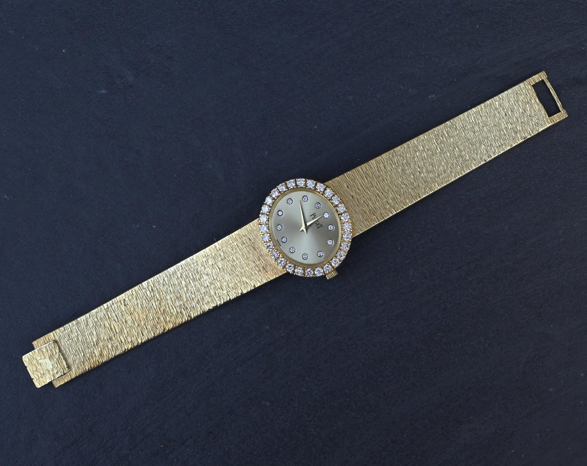 Piaget 18K Yellow Gold Factory Diamond Bezel & Dial Oval Vintage Watch 65.55 Gr.