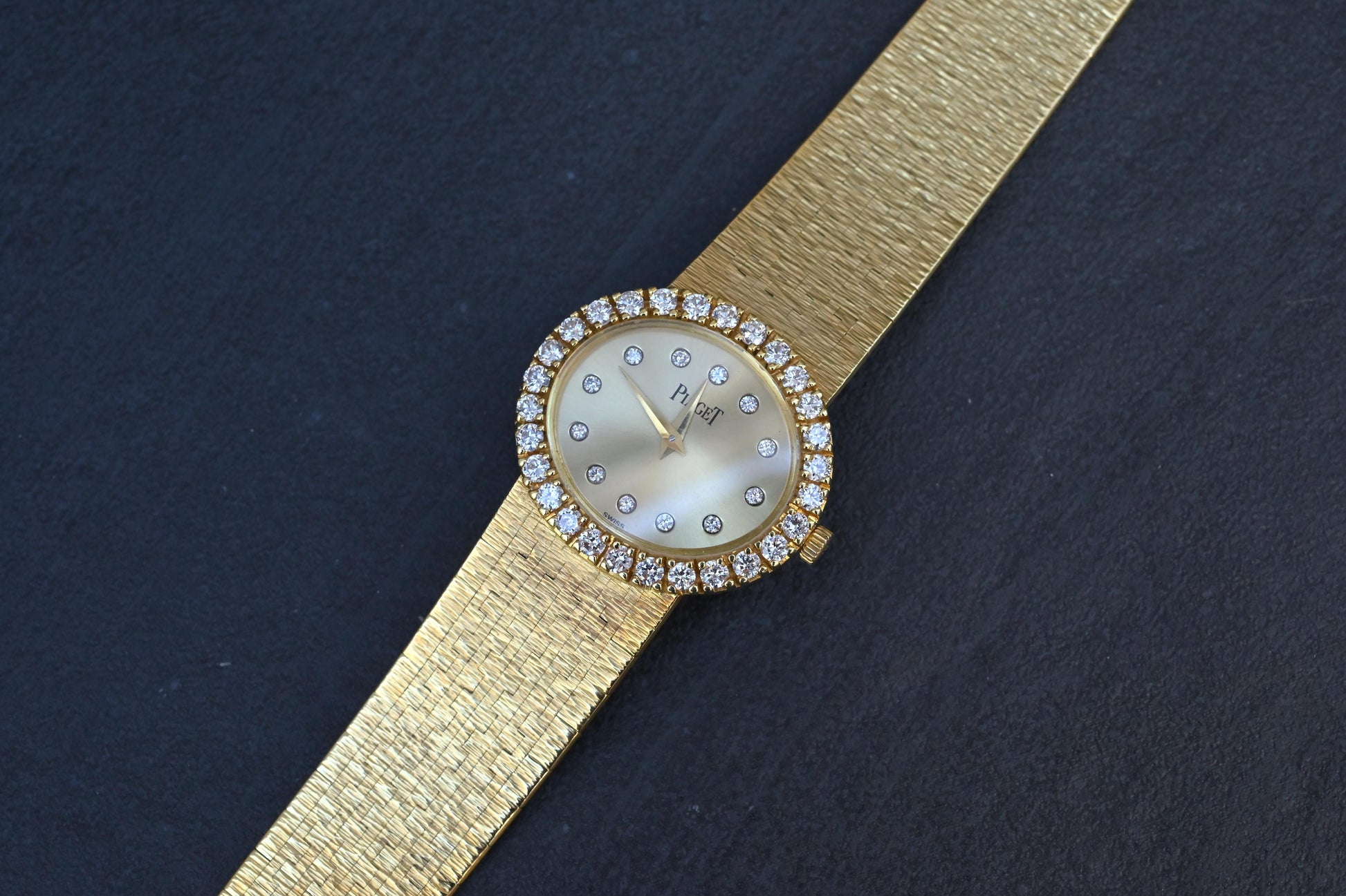 Piaget 18K Yellow Gold Factory Diamond Bezel & Dial Oval Vintage Watch 65.55 Gr.