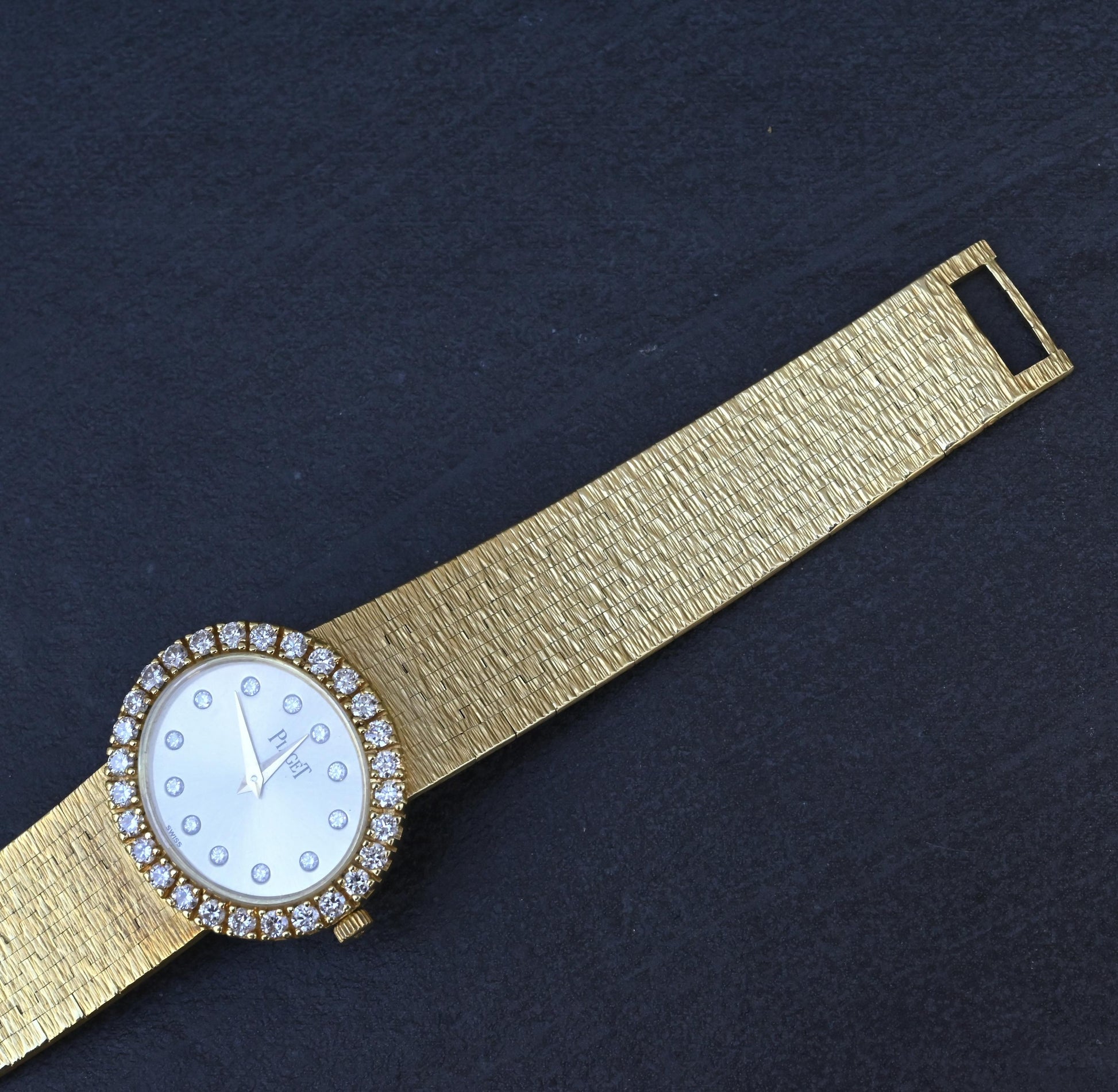 Piaget 18K Yellow Gold Factory Diamond Bezel & Dial Oval Vintage Watch 65.55 Gr.