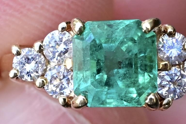 Exceptional High Quality 1 Carat Emerald & Diamond Ring