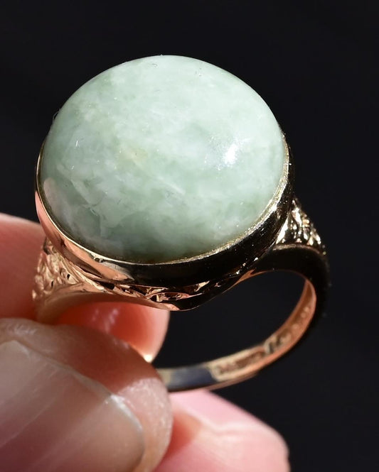 Elegant 14K Gold Green Jade Cabochon Ring – Size 6
