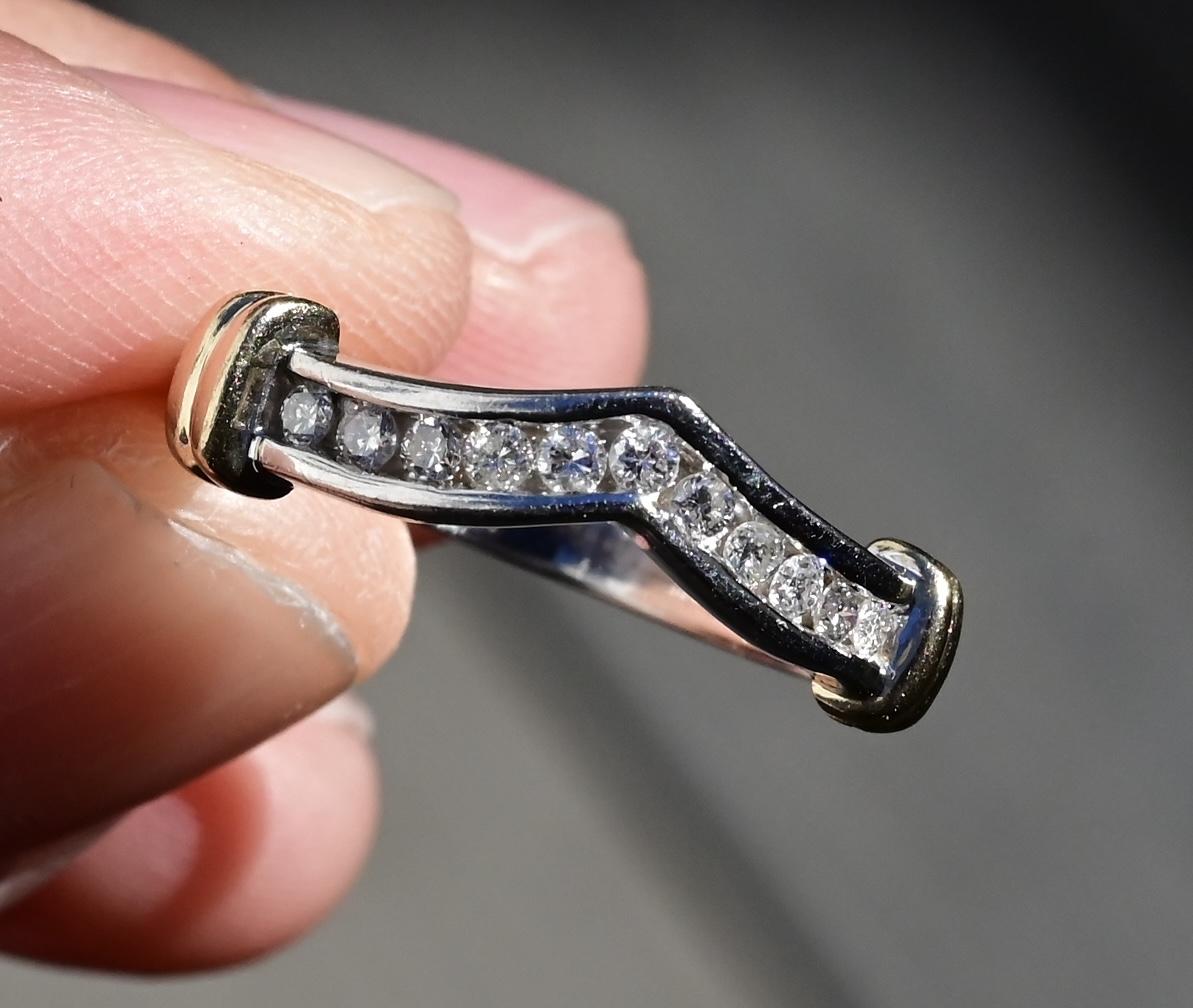 Elegant 18K White & Yellow Gold Diamond Band – 0.20 TCW, Size 6.75, 2.86g