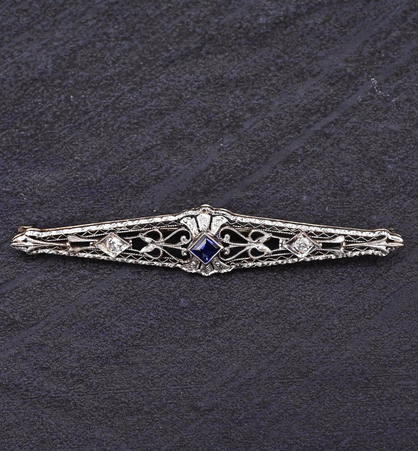 Art Deco Brooch in 14K White Gold with Blue Sapphire & Diamonds IGI Certified