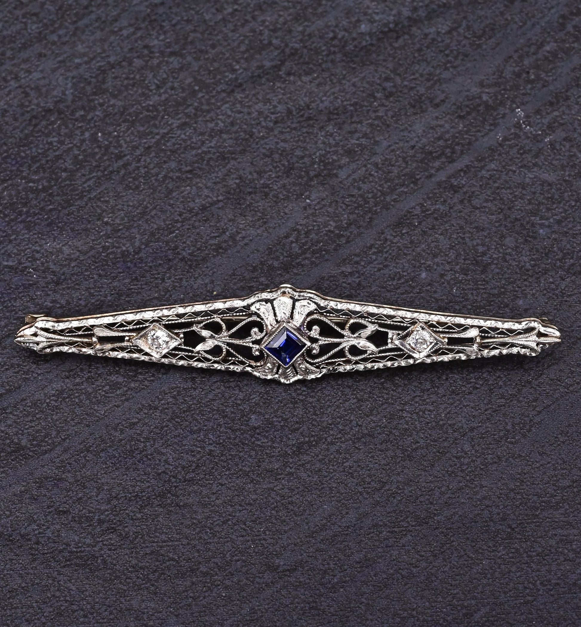 Art Deco Brooch in 14K White Gold with Blue Sapphire & Diamonds IGI Certified