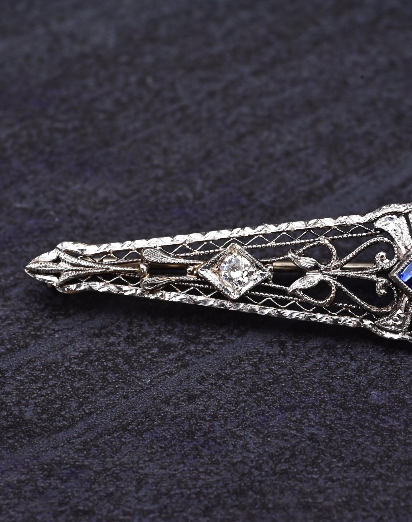 Art Deco Brooch in 14K White Gold with Blue Sapphire & Diamonds IGI Certified
