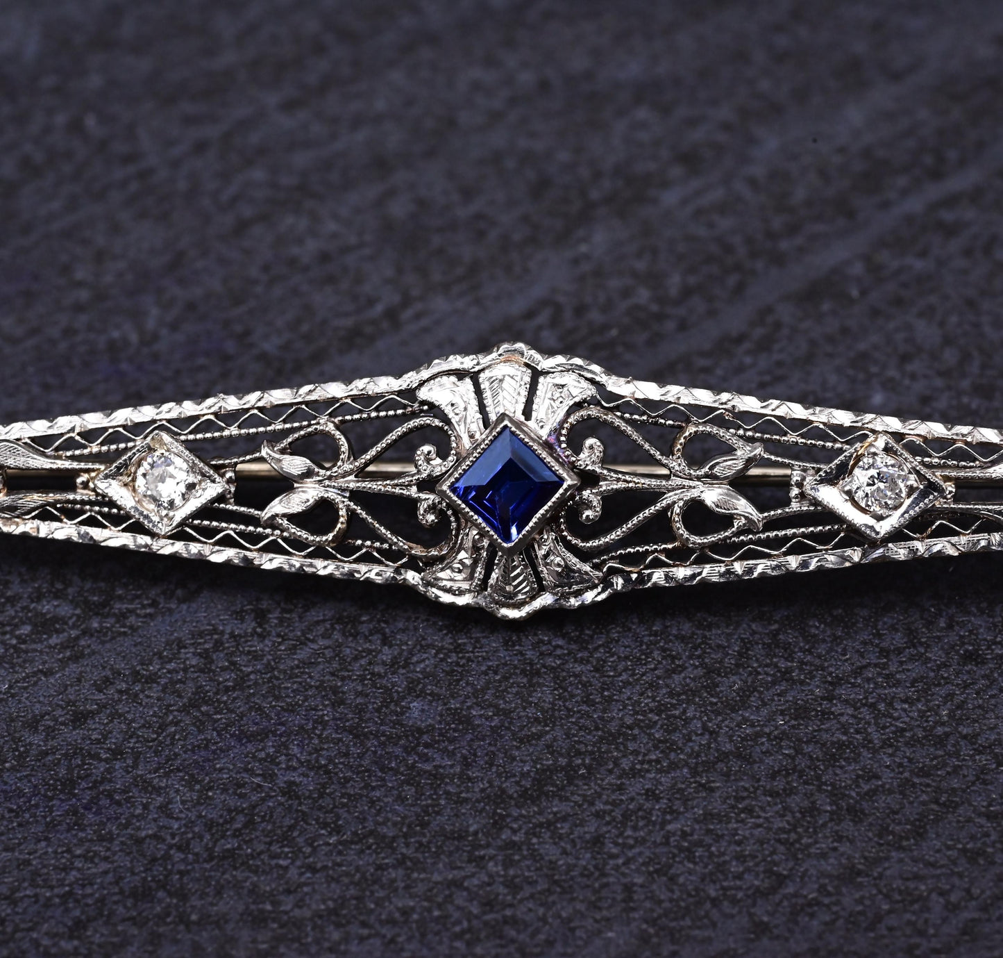 Art Deco Brooch in 14K White Gold with Blue Sapphire & Diamonds IGI Certified