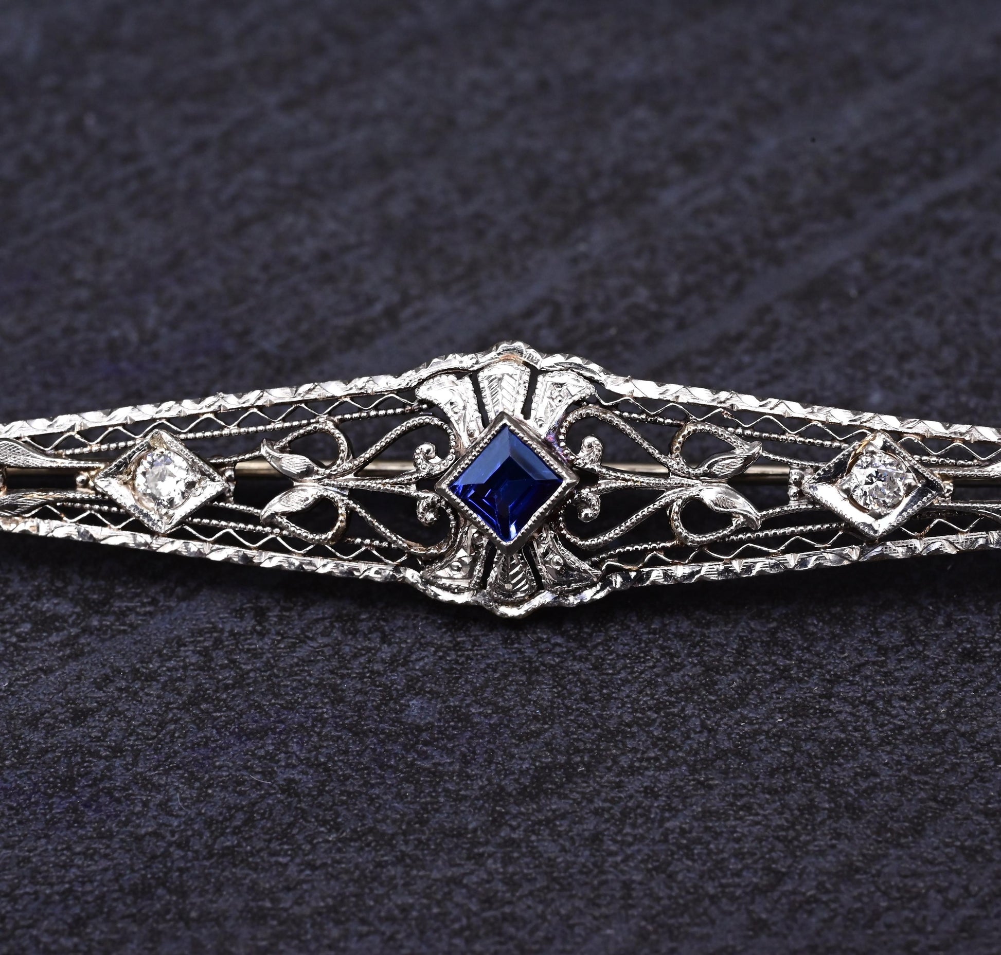 Art Deco Brooch in 14K White Gold with Blue Sapphire & Diamonds IGI Certified