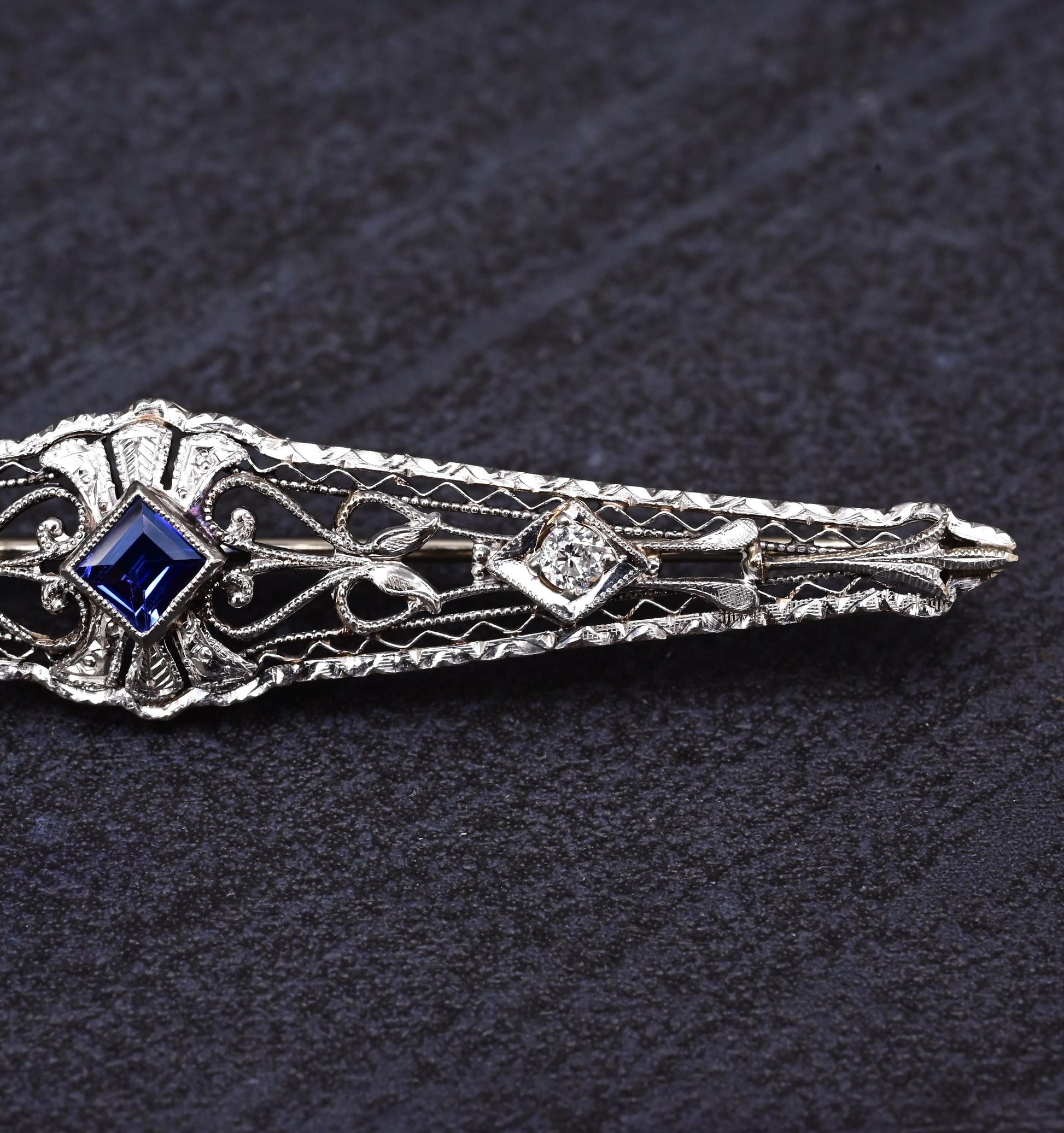 Art Deco Brooch in 14K White Gold with Blue Sapphire & Diamonds IGI Certified