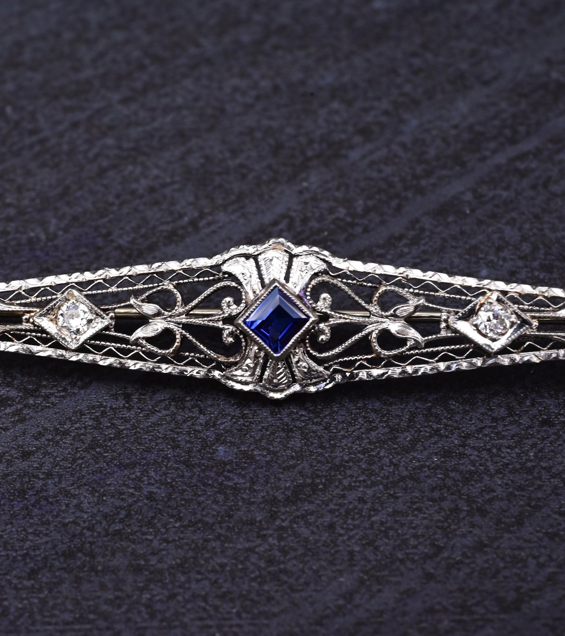 Art Deco Brooch in 14K White Gold with Blue Sapphire & Diamonds IGI Certified