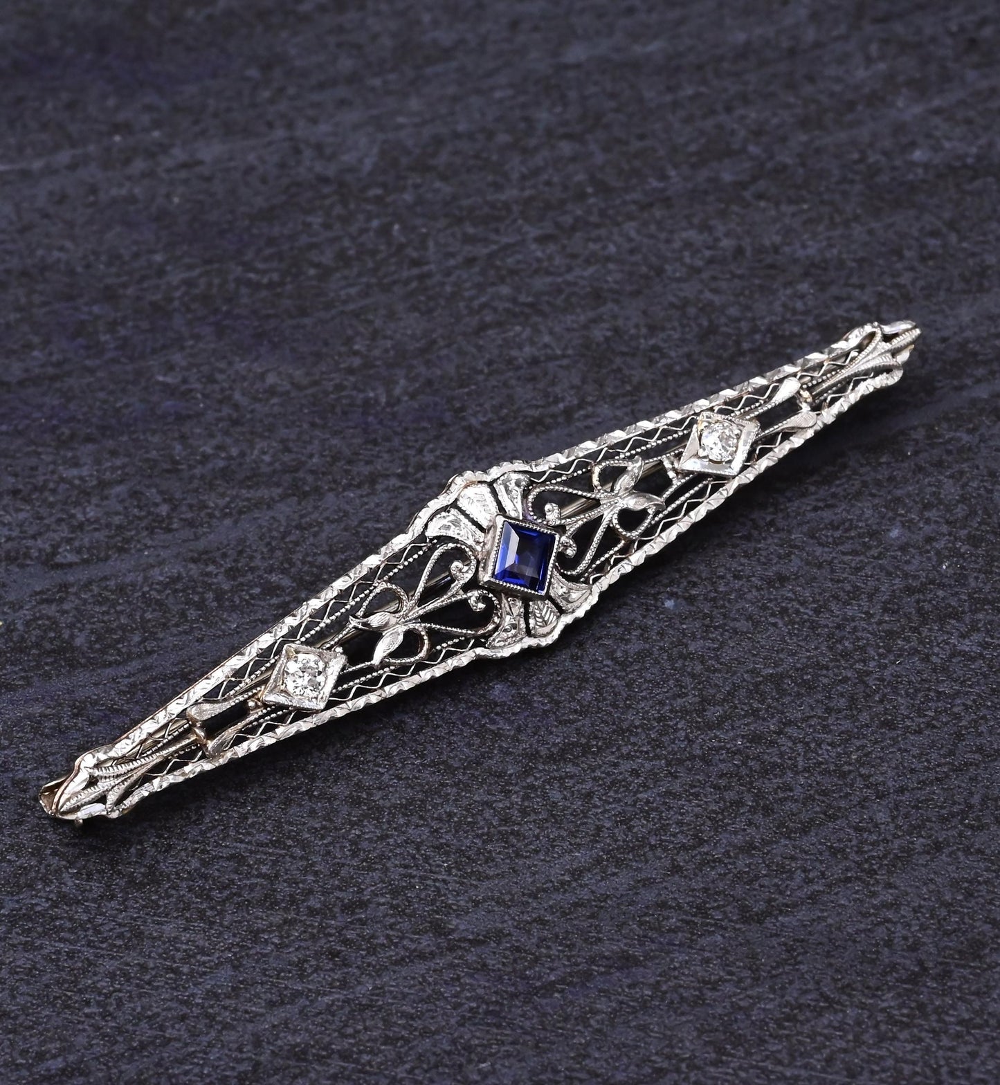 Art Deco Brooch in 14K White Gold with Blue Sapphire & Diamonds IGI Certified