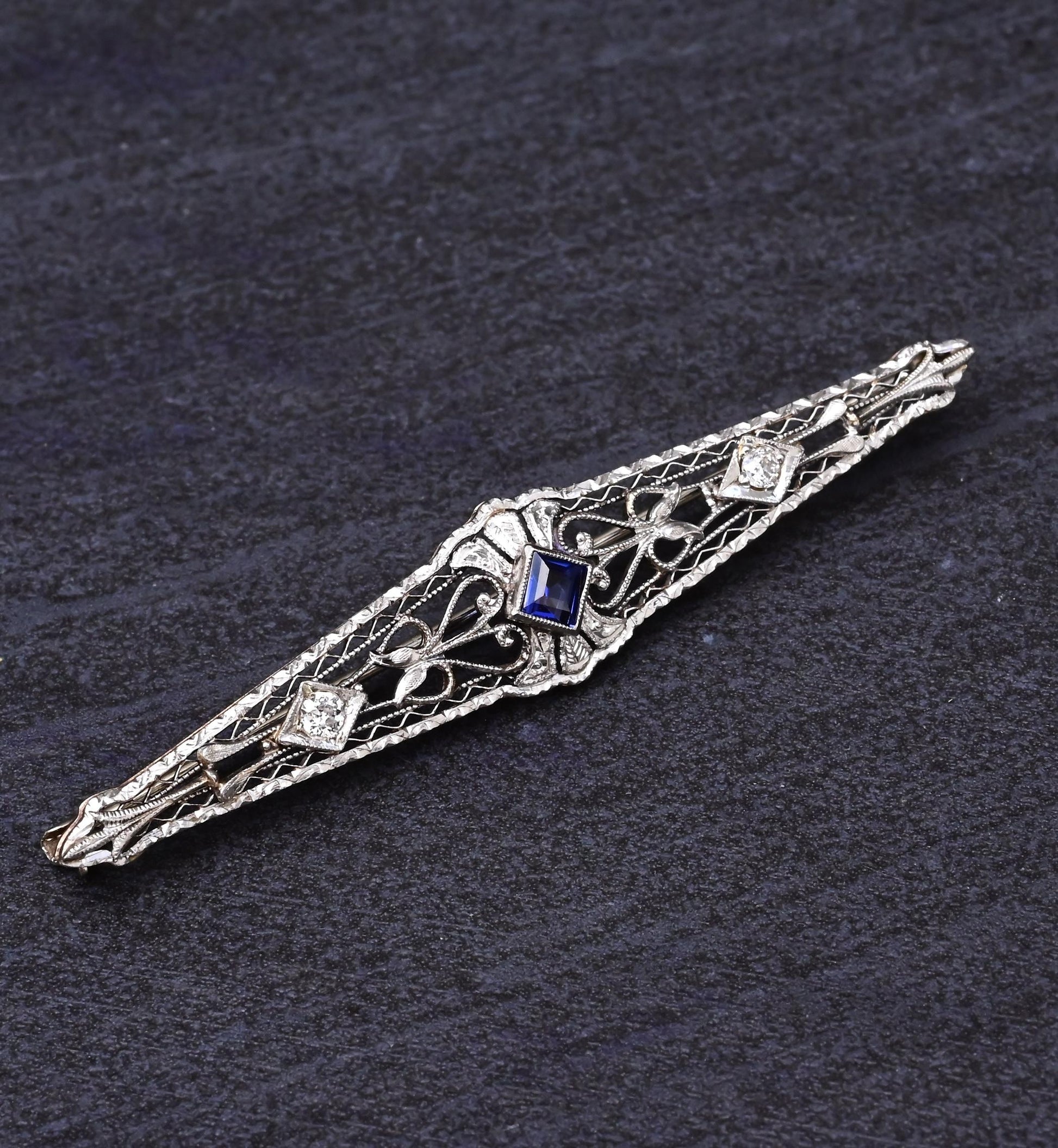 Art Deco Brooch in 14K White Gold with Blue Sapphire & Diamonds IGI Certified