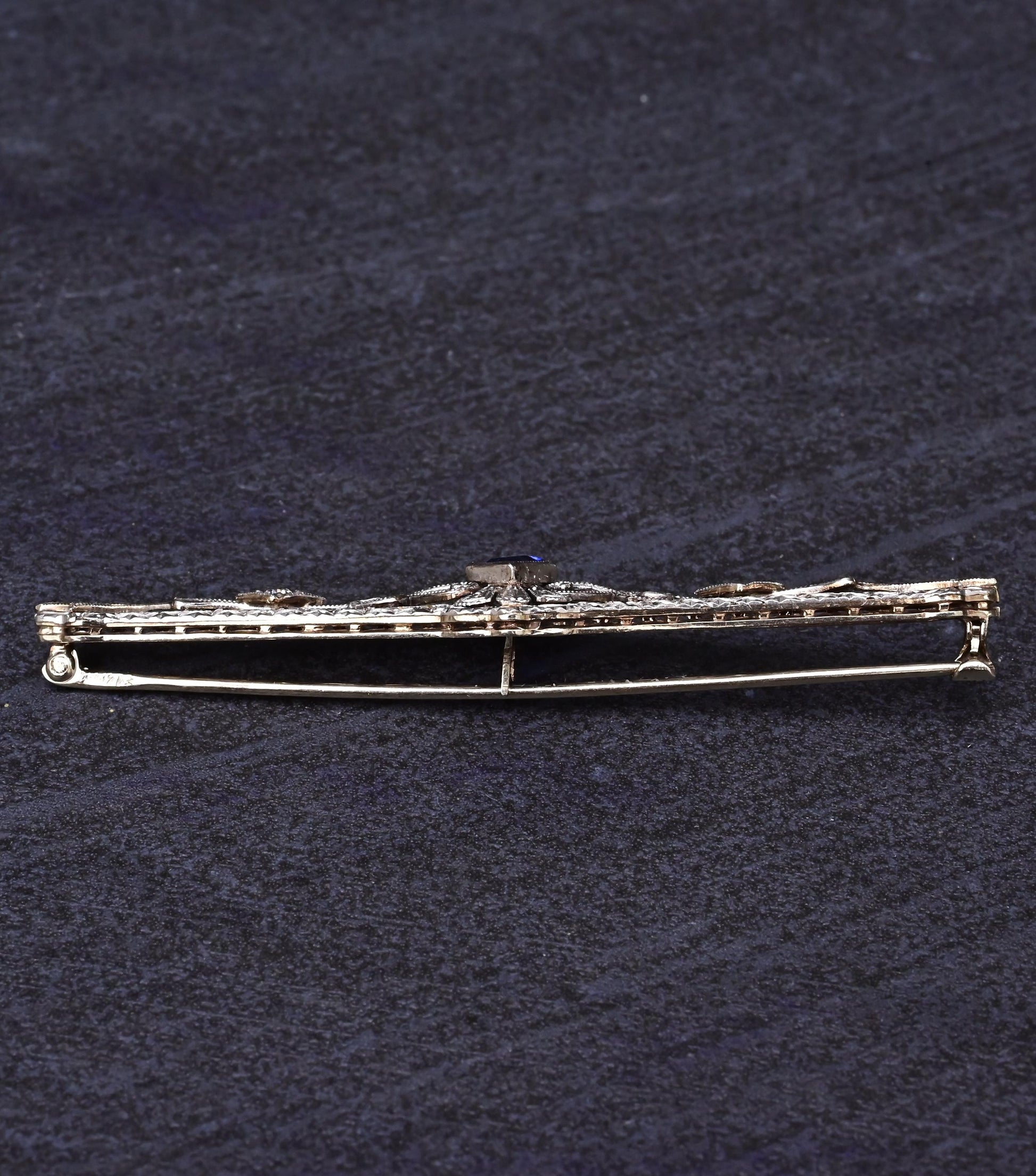 Art Deco Brooch in 14K White Gold with Blue Sapphire & Diamonds IGI Certified
