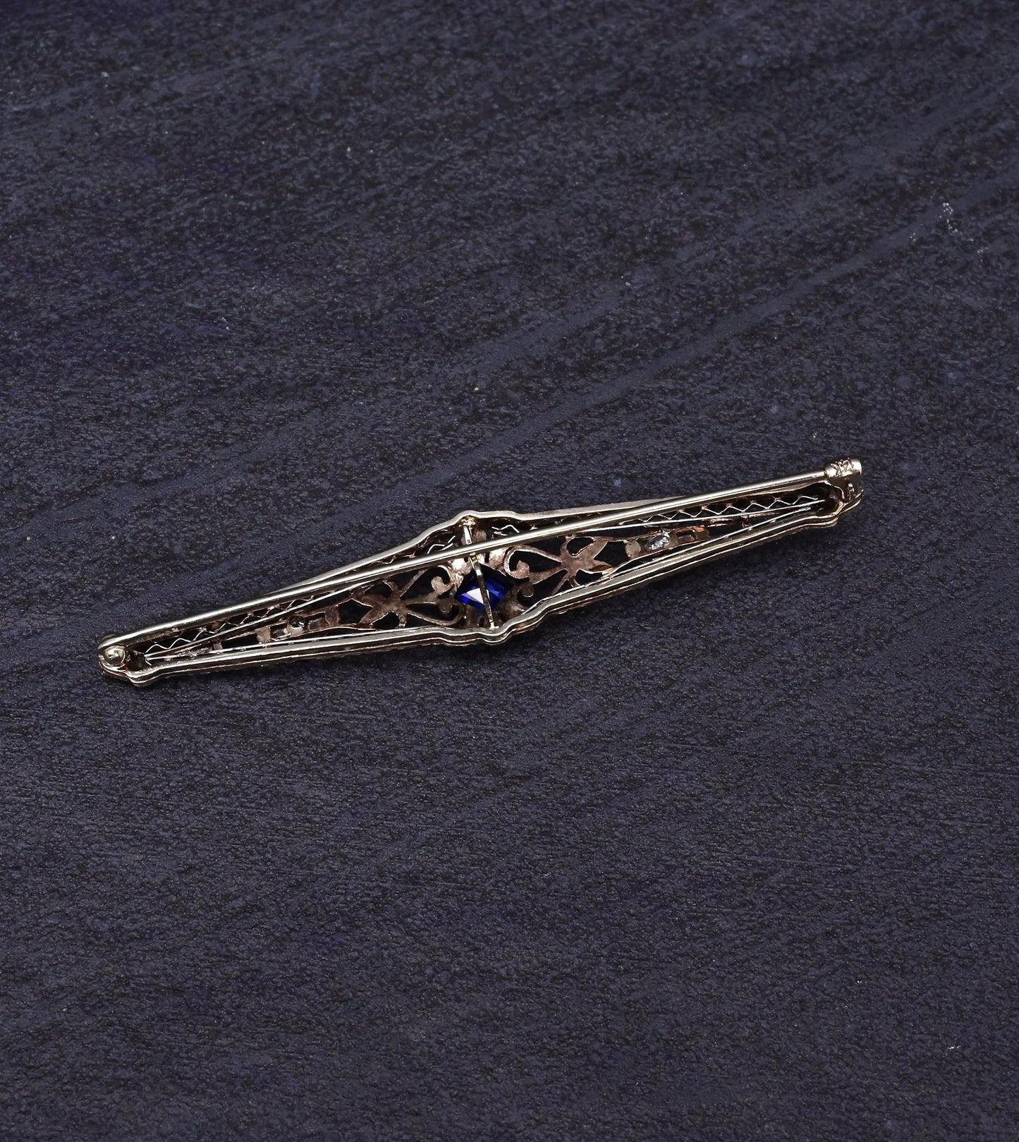 Art Deco Brooch in 14K White Gold with Blue Sapphire & Diamonds IGI Certified