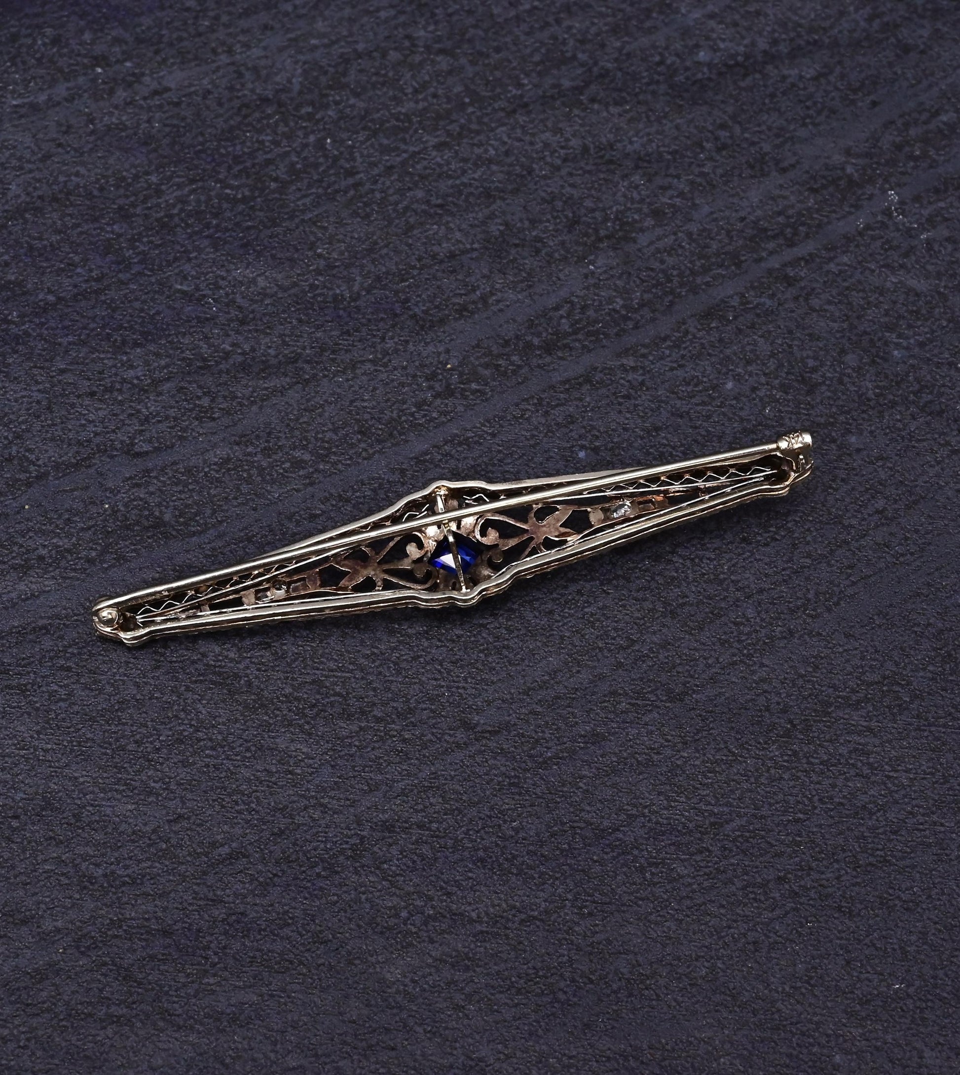 Art Deco Brooch in 14K White Gold with Blue Sapphire & Diamonds IGI Certified