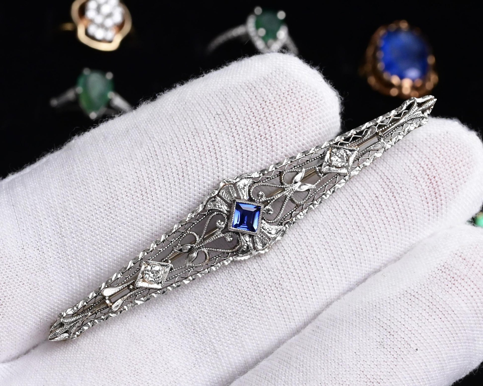 Art Deco Brooch in 14K White Gold with Blue Sapphire & Diamonds IGI Certified
