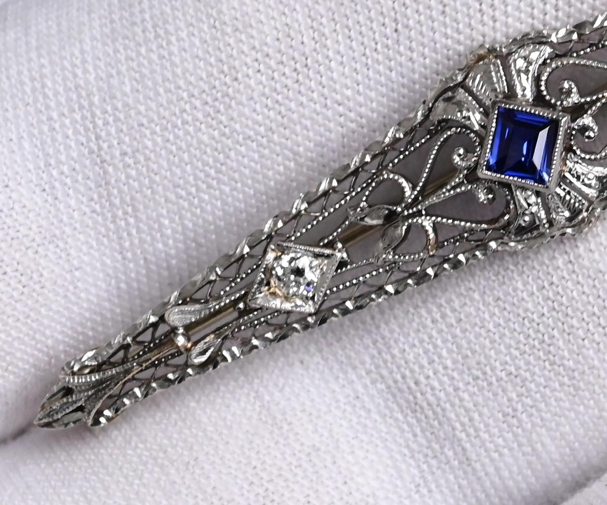 Art Deco Brooch in 14K White Gold with Blue Sapphire & Diamonds IGI Certified