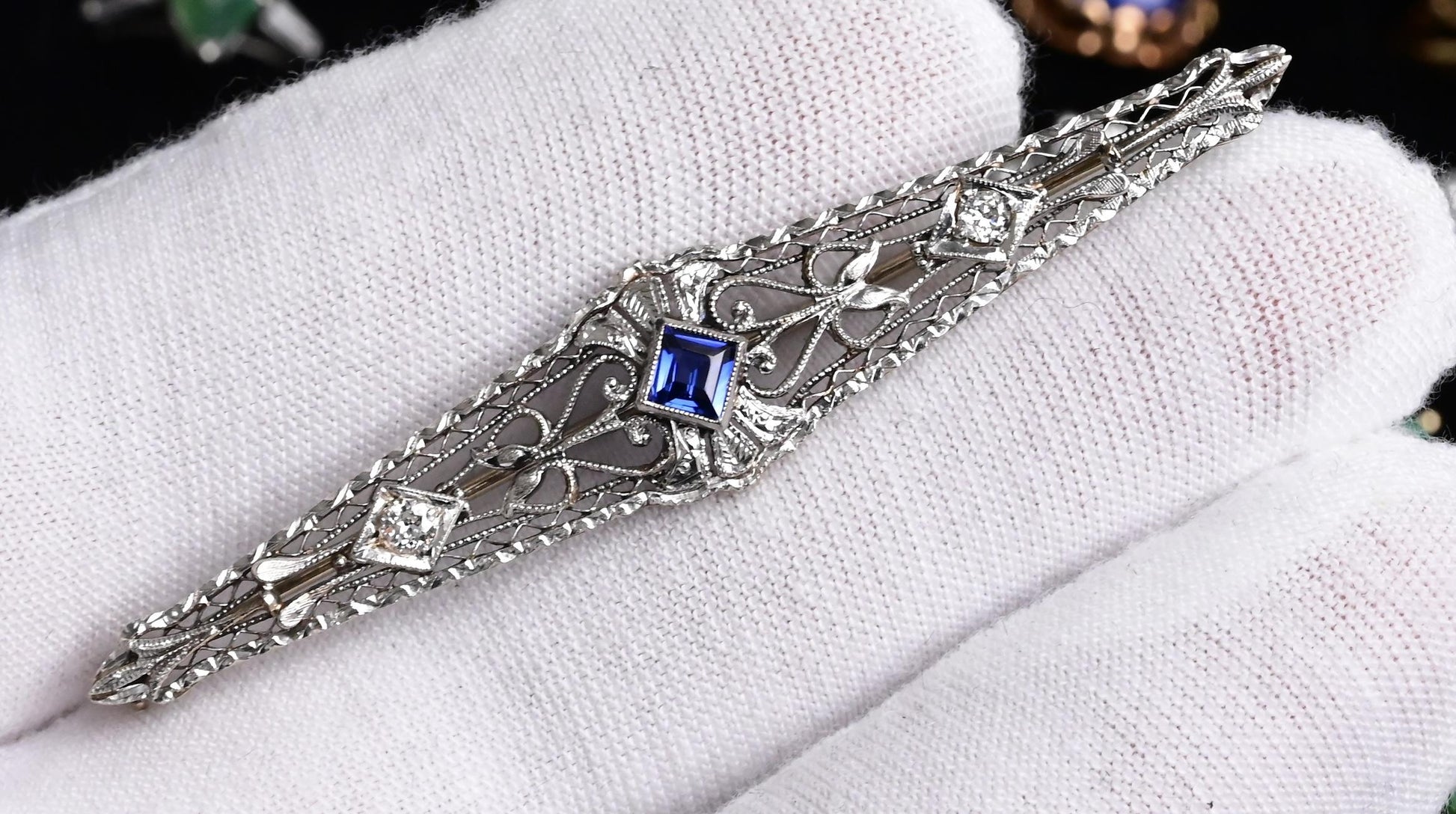 Art Deco Brooch in 14K White Gold with Blue Sapphire & Diamonds IGI Certified
