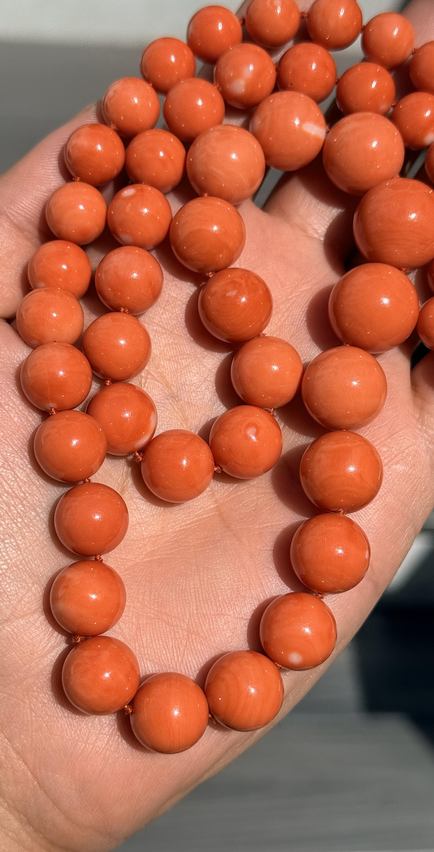 132g Natural Momo Coral Necklace 16.8-10mm Graduated Round Beads 14K Gold Clasp
