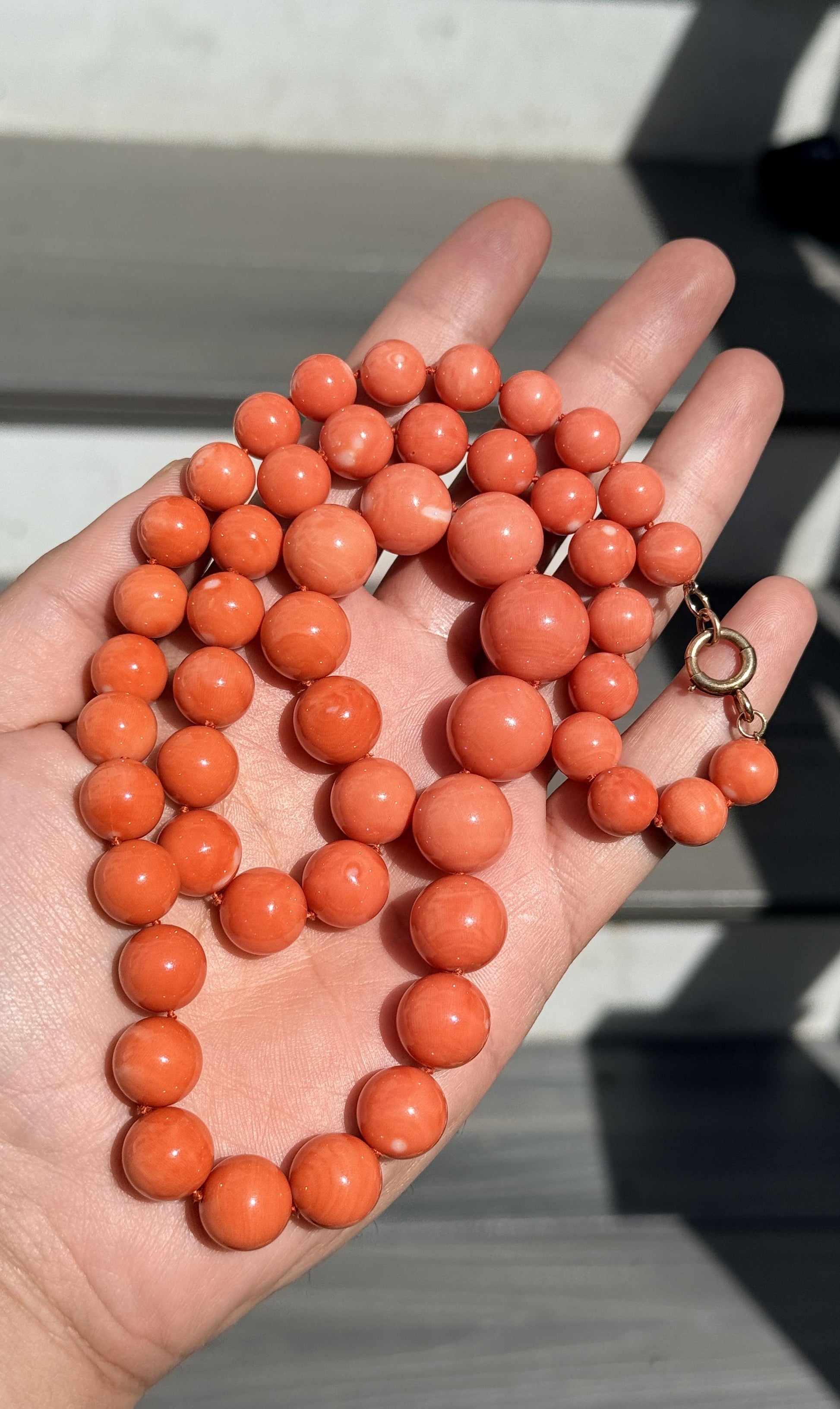 132g Natural Momo Coral Necklace 16.8-10mm Graduated Round Beads 14K Gold Clasp