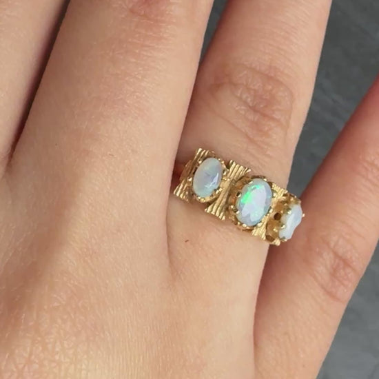 14K Yellow Gold Vintage Gorgeous Opal Ring