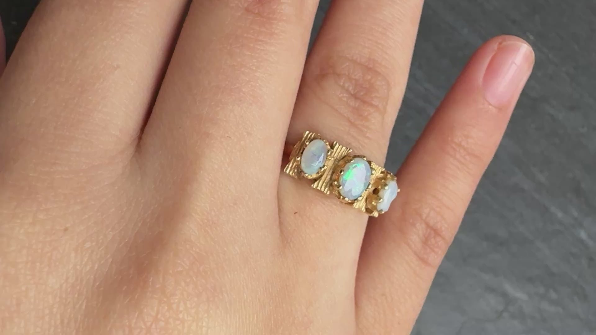 14K Yellow Gold Vintage Gorgeous Opal Ring