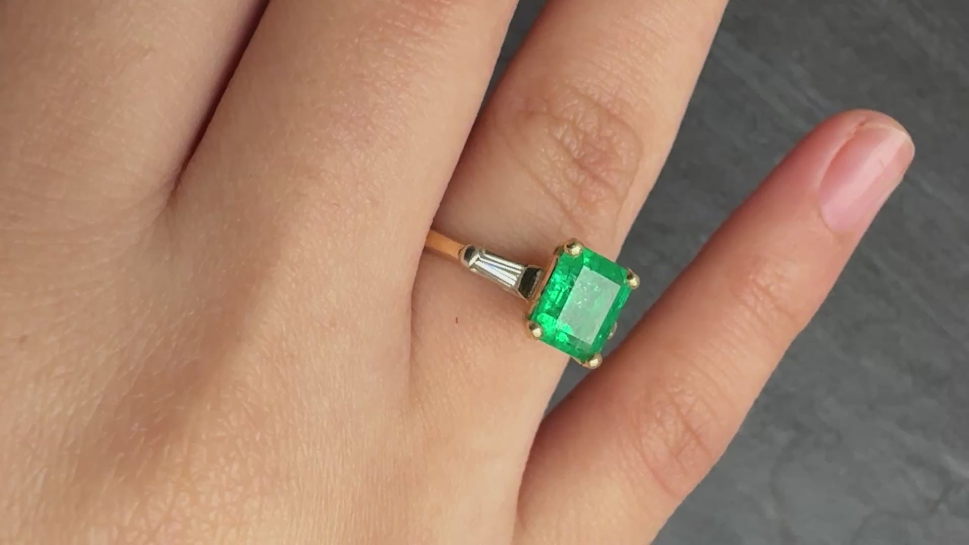 14K Yellow Gold Ring with 1.36ct Vivid Green Emerald & Diamond Size 6.25